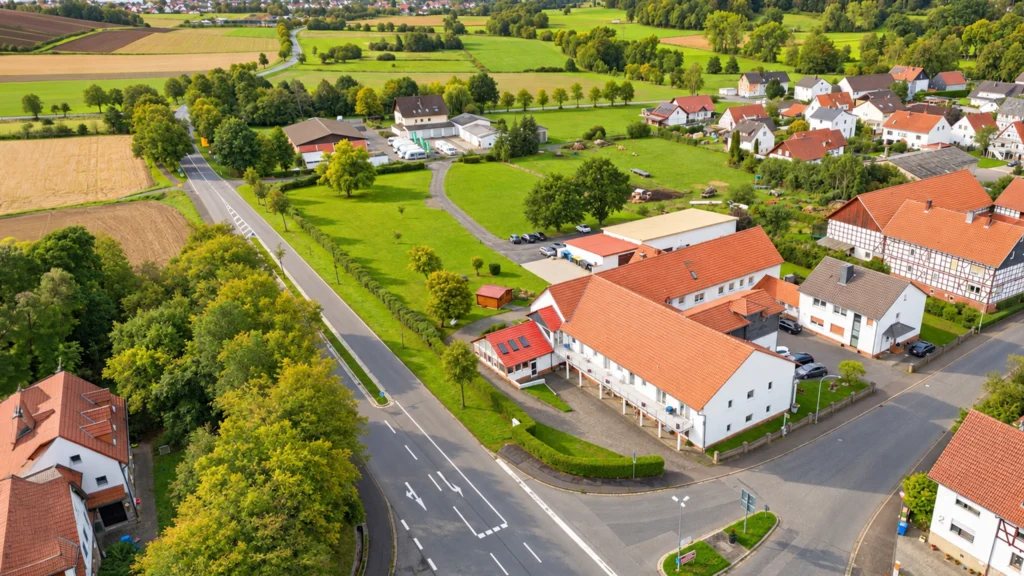 Luftaufnahme des Alten- und Pflegeheims Schwalmgrund an der Schwalmtalstraße in Schrecksbach-Röllshausen, umgeben von Wiesen, Feldern und den Häusern des Ortes