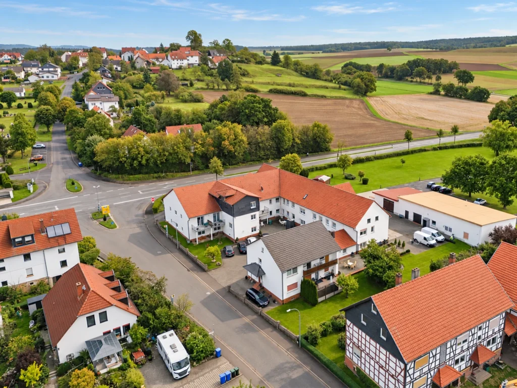Luftaufnahme des Alten- und Pflegeheims Schwalmgrund an der Kreuzung in Schrecksbach-Röllshausen, im Hintergrund der Schönberg mit Feldern und Wald