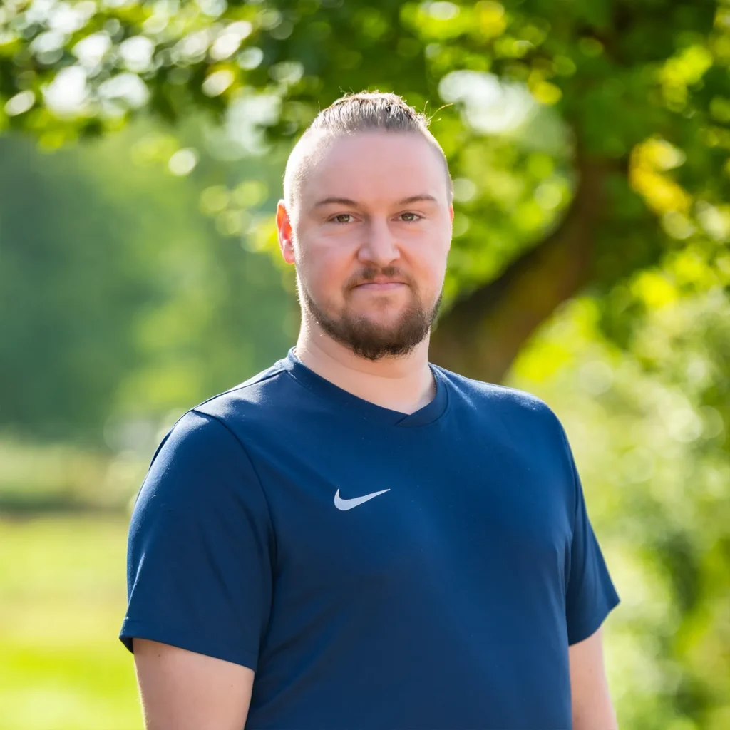 Mitarbeiter mit Bart in dunkelblauem T-Shirt